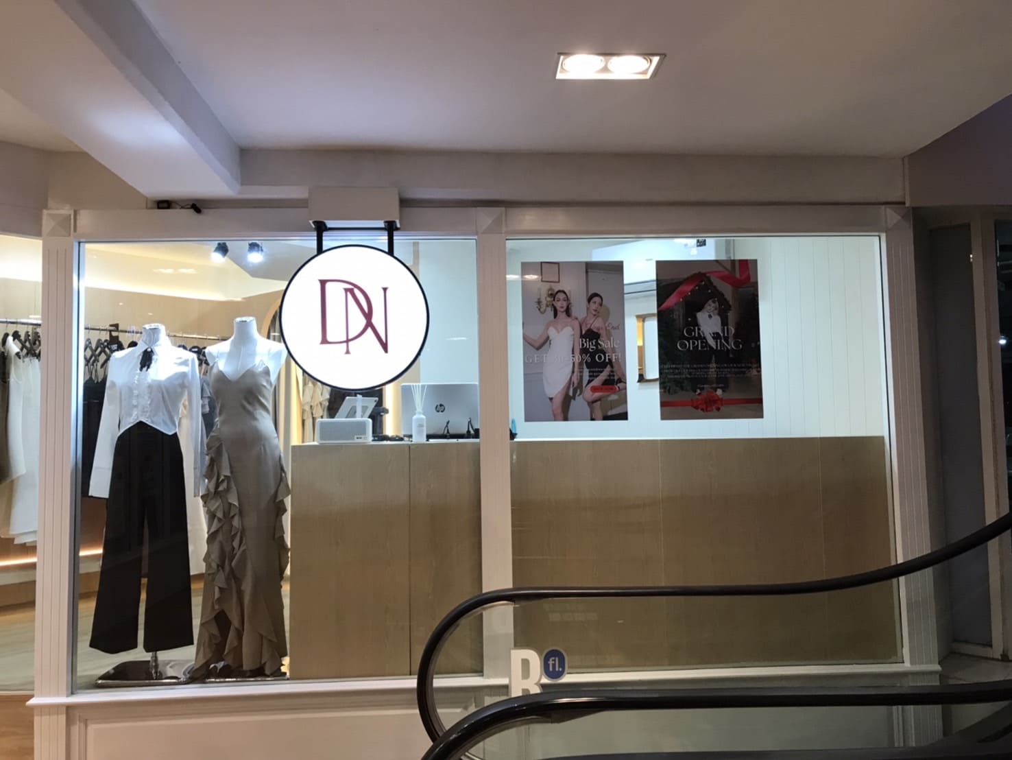 ป้ายโปรโมทร้านขายเสื้อผ้า สไตล์มินิมอล