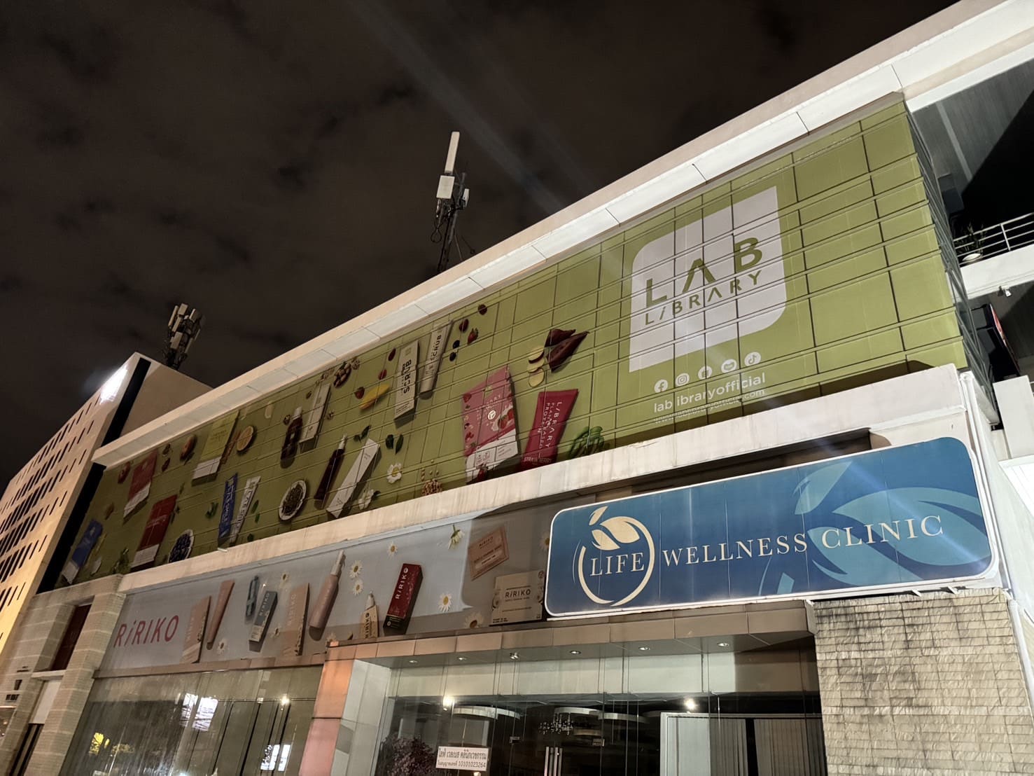 ป้ายโปรโมทร้านอาคารสูง ขนาดใหญ่