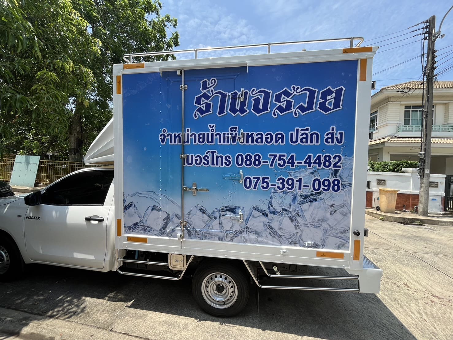 พิมพ์สติ๊กเกอร์ติดรถตู้ทึบ